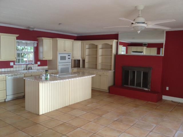 cocina, Antes la pintura roja parec a muy congestionada haciendo que la casa pareciera m s antigua y sucia