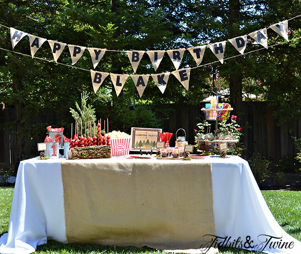 festa de aniversrio faa voc mesmo no quintal, A mesa de sobremesas com o banner que fiz pendurada em cima
