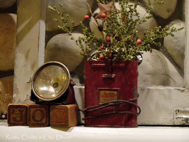 decorao de natal com metal antigo e recuperado, A luz de um velho mineiro e alguns blocos vintage faziam parte da minha lareira