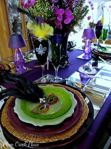 mesa de mardi gras, Mesa de carnaval con m scaras recortadas de platos de papel y adornos de plumas