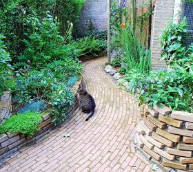 hans pardoel gardens, gardening, Constructed plantbeds with curved stacked bricks