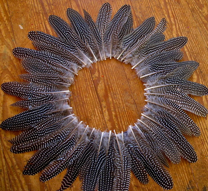 cmo hacer una corona de plumas de guinea, Rec rtalas en el centro para conseguir un borde m s uniforme