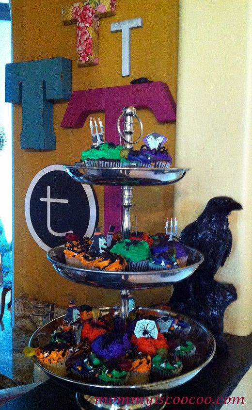 idias para decorar no halloween visita casa, Cupcakes assustadores e um grande corvo preto
