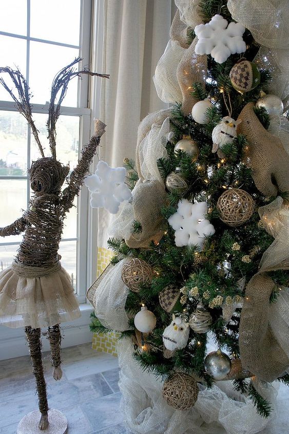christmas in the sunroom, christmas decorations, living room ideas, seasonal holiday decor, wreaths