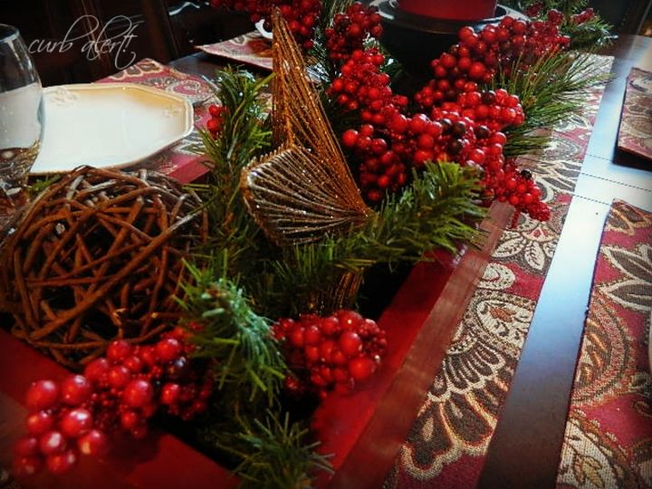centro de mesa navideno en el comedor, La mesa ya est preparada para una bonita cena