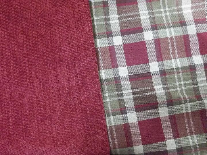 q necesito ayuda para elegir una alfombra para un sofa rojo liso, El sof a cuadros y los cojines s lidos que elegimos