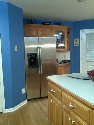 atualizei minha cozinha removendo o papel de parede antigo, minha cor de tinta traz uma nova luz para a cozinha