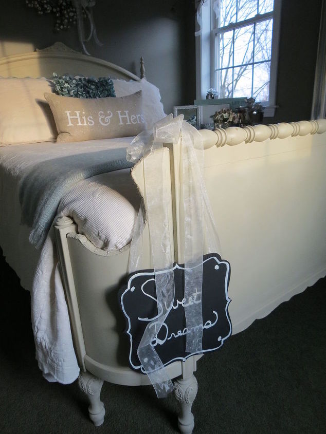 cambio de imagen del dormitorio de invitados, Los acentos bonitos como este cartel de Sweet dreams hacen que la habitaci n sea realmente acogedora