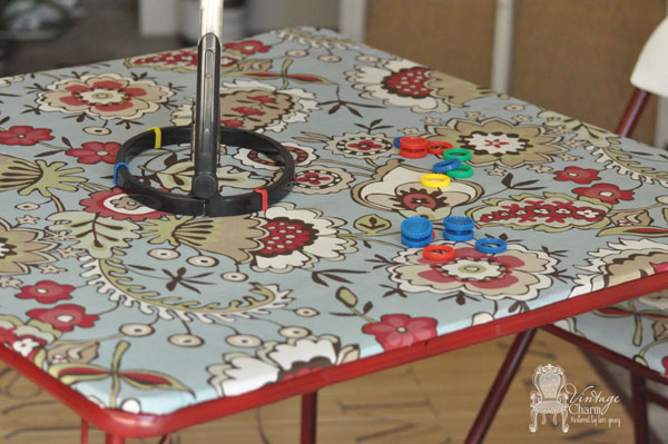 mude uma mesa de jogo com tinta spray cortina de chuveiro e mod podge, Antiga mesa de cartas se transformou em uma divertida mesa de jogo