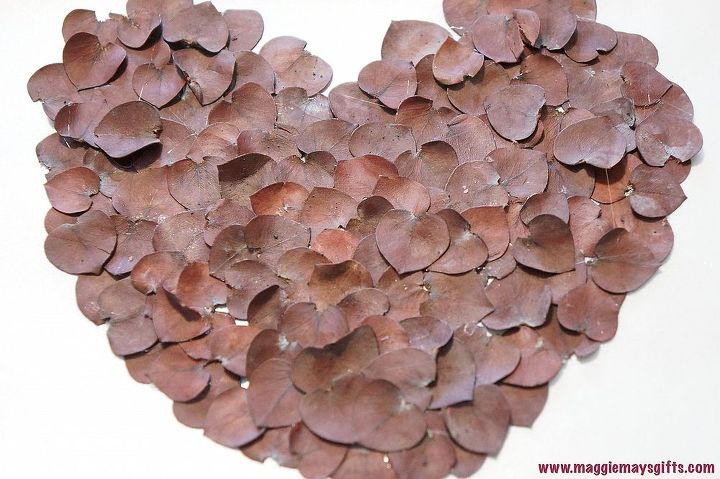 decoracion de pared con corazones de eucalipto