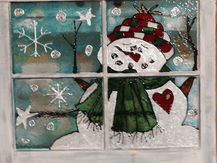 boneco de neve pintado com tinta de vitral em uma janela antiga, Pintura de vitral em uma janela velha