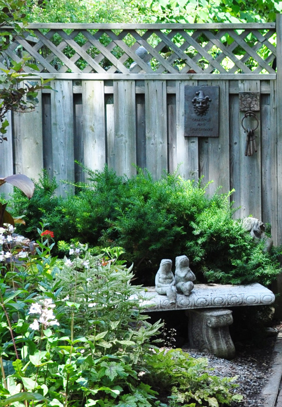 10 maneiras fantsticas de decorar uma parede ou cerca de jardim, 5 Crie uma pequena rea de estar