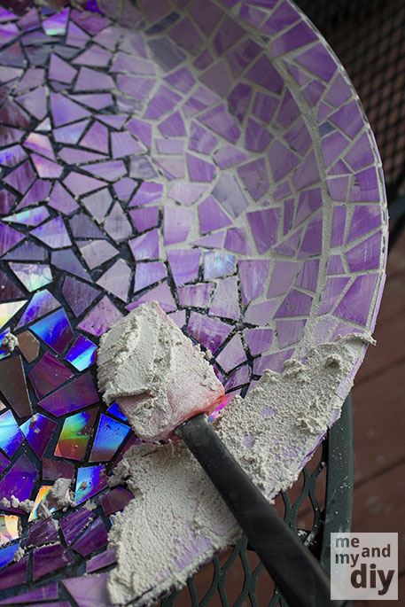 mosaico de azulejos birdbath utilizando dvds reciclados