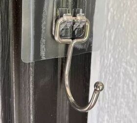 She presses 6 adhesive hooks around her front door for this breathtaking, 2-hour fall porch idea