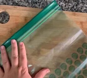 Here's a really clever way to use gallon-sized Ziploc bags for winter