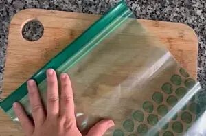 Here's a really clever way to use gallon-sized Ziploc bags for winter