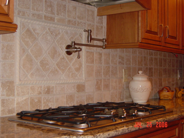 uma cozinha tipo galley pode ser bonita e elegante, O cooktop e o enchedor de panelas