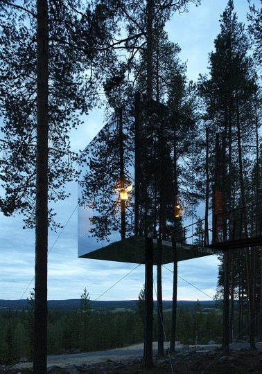 5 amazing treehouses, outdoor living, Mirrored exterior