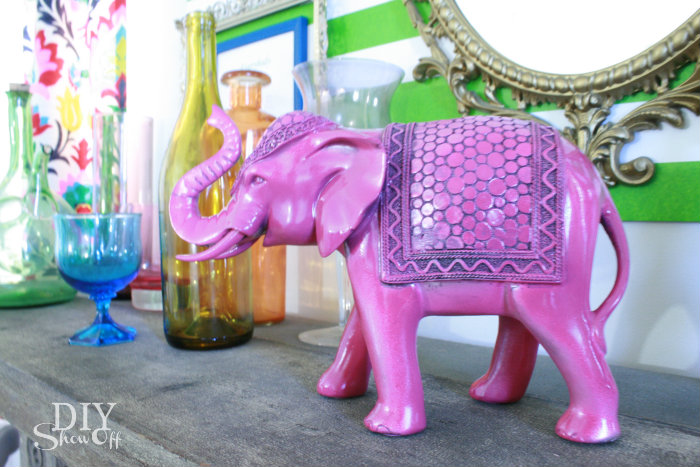 toalha de mesa de carnaval de vero, O elefante recebe uma camada de tinta spray rosa