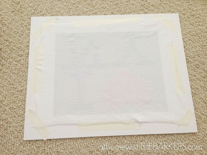tutorial de arte de i heart ny, Prenda a camiseta ao redor do tapete para garantir um acabamento suave