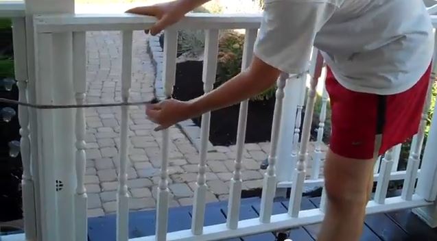 faa uma porta de enrolar para sua varanda, Voc pode at usar uma corda el stica simples para segurar a porta no lugar se n o quiser torn la permanente com dobradi as e uma trava
