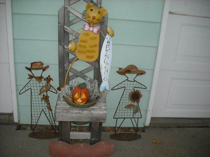 my halloween decorating so far, curb appeal, flowers, halloween decorations, seasonal holiday decor, Between two garages