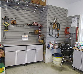 organizacin del garaje para una familia de 10 personas, El espacio de trabajo de mam utiliza el almacenamiento en armarios y un salpicadero StoreWALL para mantener las cosas al alcance de la mano