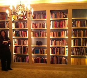 uma nova biblioteca, Andrea olha para a cole o de livros