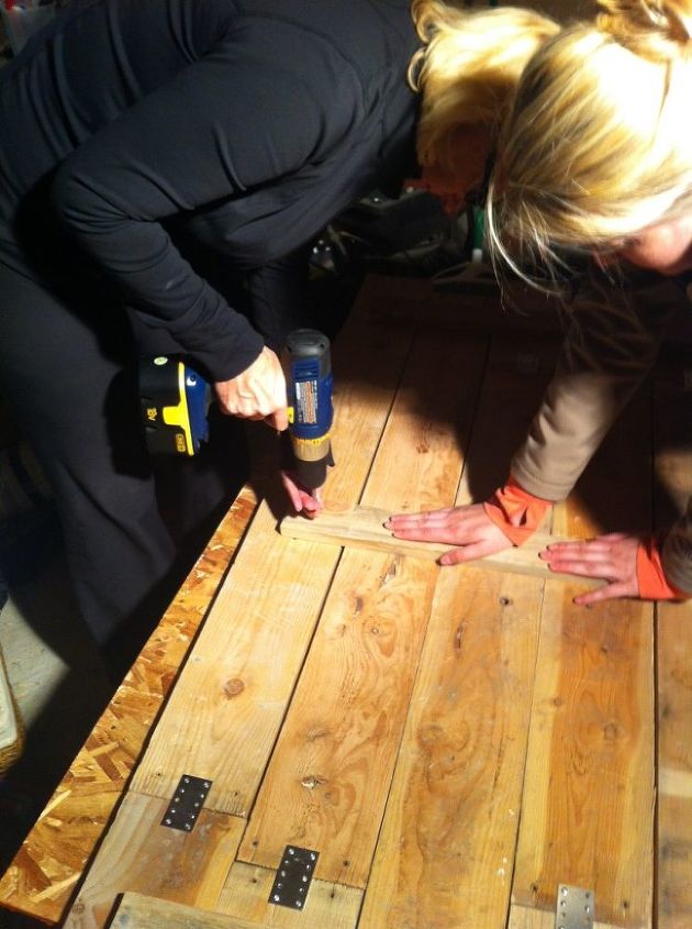 diy pallet headboard, diy, how to, pallet, Screwing the back supports on