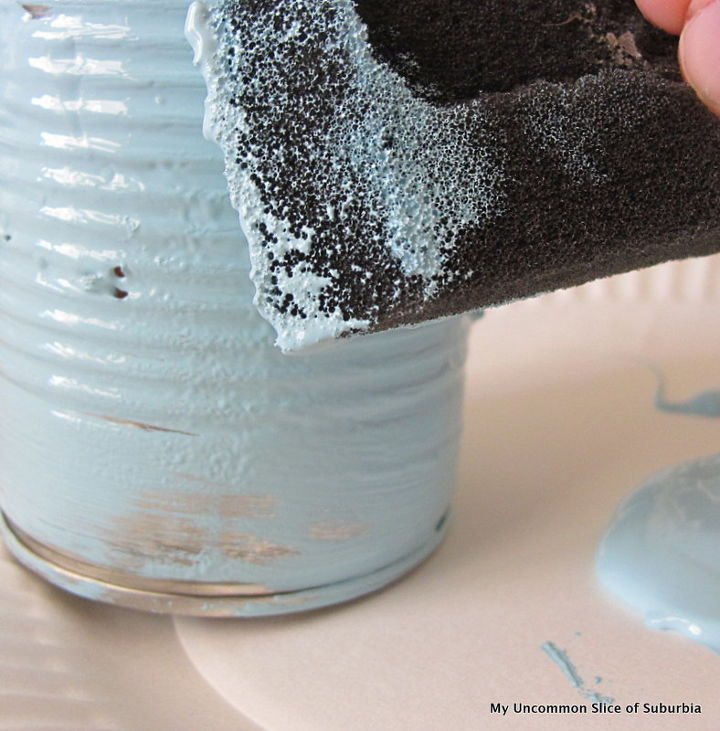 linternas de lata diy, Puedes dejar las latas tal cual o pintarlas Le di a cada una una capa de pintura utilizando un pincel de espuma