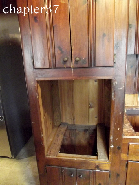 aproveite os espaos vazios instalando gavetas, O buraco feio esquerda do antigo forno de parede