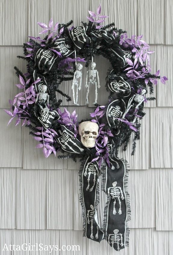 decoracion otonal y espeluznante de halloween para el porche delantero, Espeluznante corona Hasta que la muerte nos separe decorada con calaveras cinta de esqueleto esqueletos con purpurina y un toque de hojas purpurinas