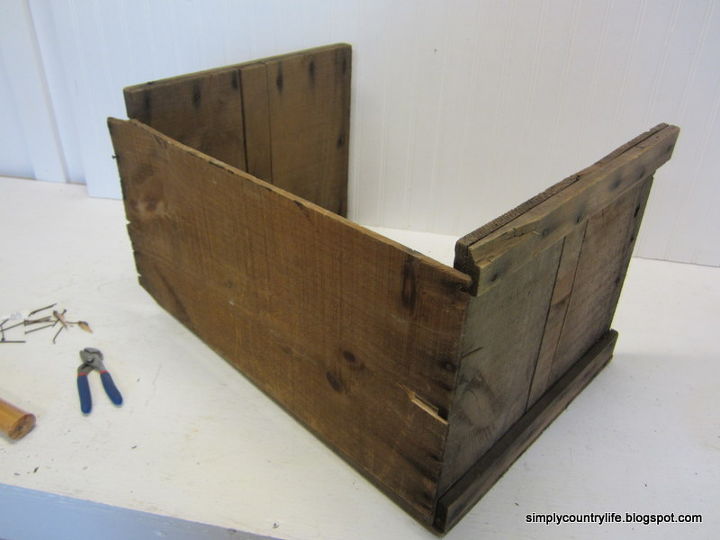 caixa de madeira antiga transformada em placa de fazenda fresca, caixa de frutas velha