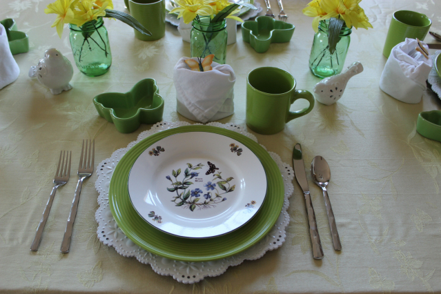 paisagem de mesa de primavera, Uma mesa decorada com verdes e amarelos de primavera