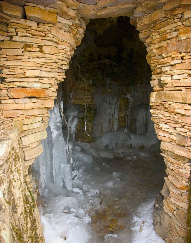 explore uma cachoeira gelada e uma gruta em st charles illinois, A entrada para a gruta mostra o intrincado trabalho de pedra feito m o por um grupo de empreiteiros certificados da Aquascape