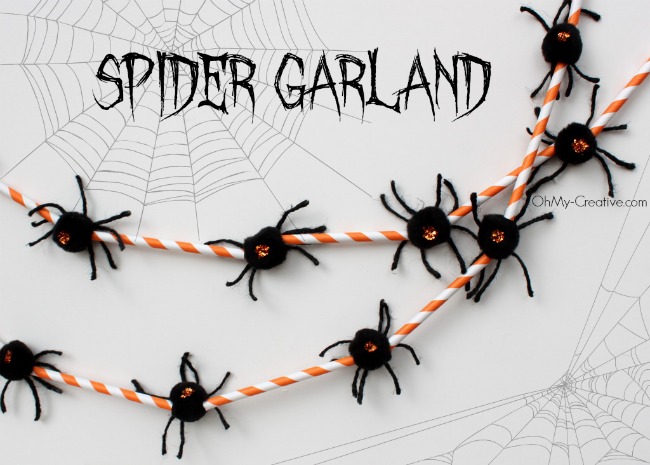 guirlanda de aranha de dia das bruxas, Guirlanda de aranha de Halloween feita com canudos de papel e aranhas com pompons