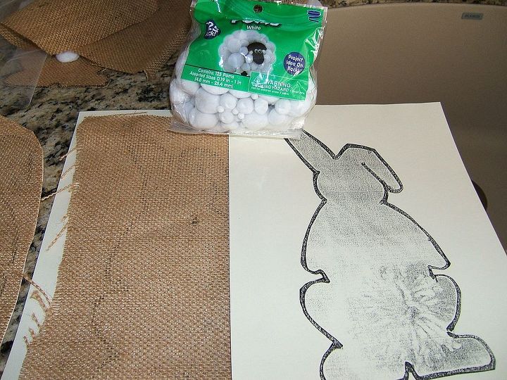 bandeira de coelhinho da pscoa de serapilheira, Copiei um coelho 11 no total em cartolina e cortei peda os de estopa para cobrir o padr o de coelho