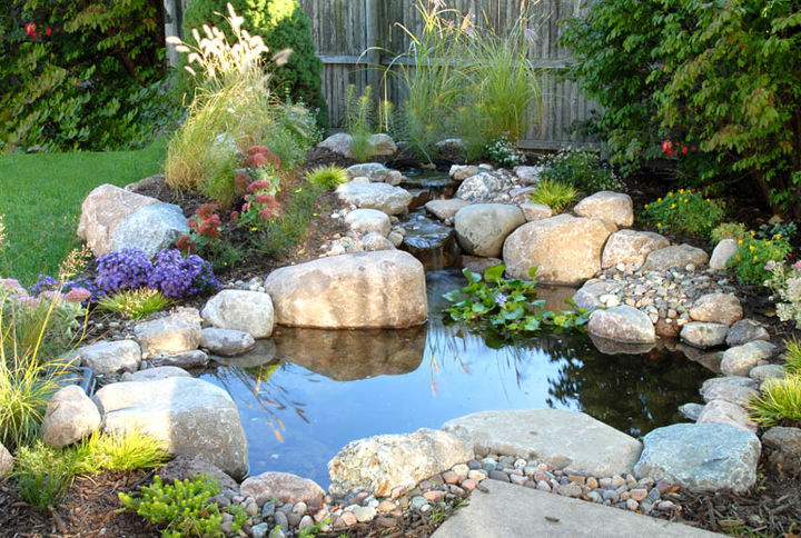 pequenos jardines acuaticos, Este estanque de 4 x6 se instal con un kit de bricolaje Se encuentra justo al lado del patio y ofrece una gran vista