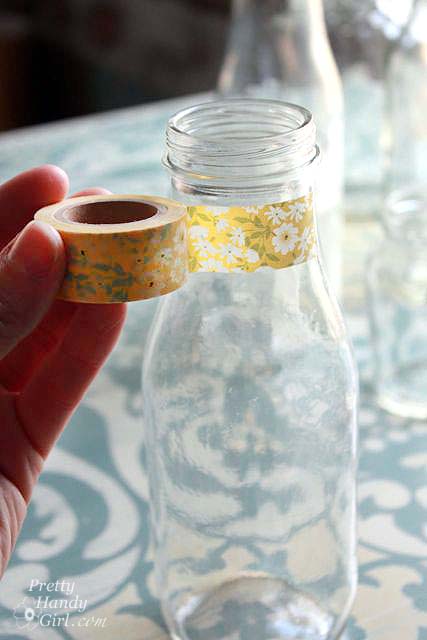 vasos de fita washi simples com frascos e garrafas reciclados, Enrole sua fita adesiva delicadamente ao redor do frasco