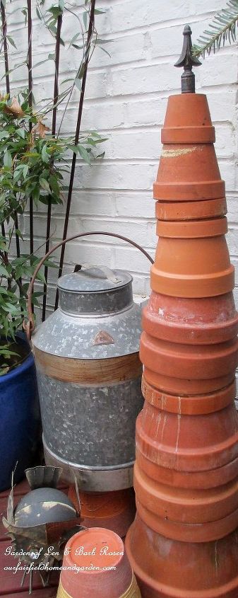 decorao de natal de inverno, vasos de barro empilhados formam uma rvore de terracota