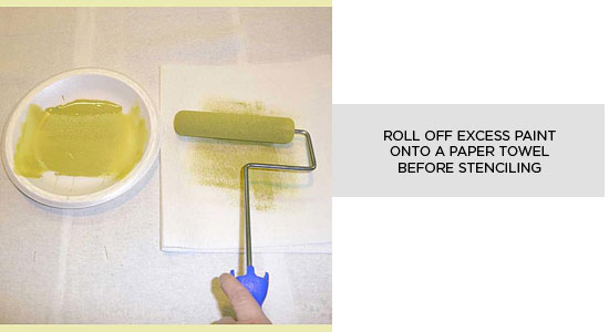 como modelar um tutorial em vdeo de parede de recursos, Remova o excesso de tinta em uma toalha de papel