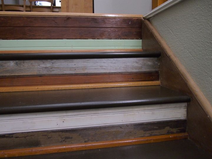 transformacion de una escalera dividida con madera recuperada recuperada