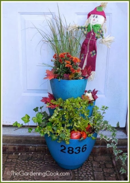 encantadores de jardim inspirados no outono e no halloween, O cozinheiro de jardinagem atualiza uma caixa de janela de ver o para o outono