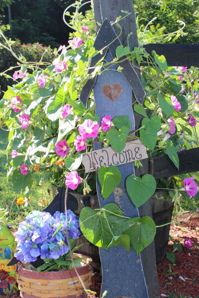 if you like garden signs this round up is for you, crafts, gardening, My Facebook Fan Rena Barkley Vance shared a great welcome sign