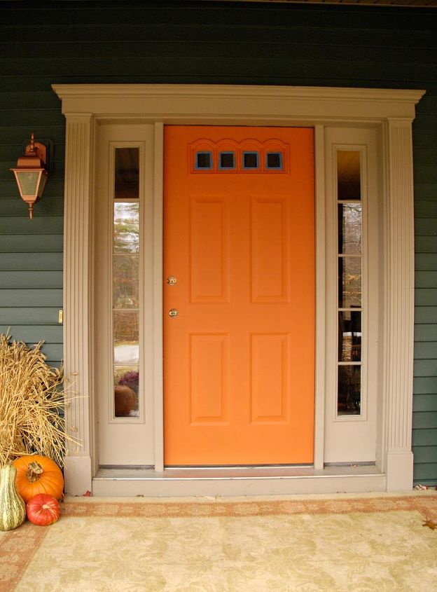 rehacer la puerta delantera con la tcnica de imitacin de madera, Primero tap las ventanas con cinta adhesiva y luego pint una capa de pintura imprimaci n naranja
