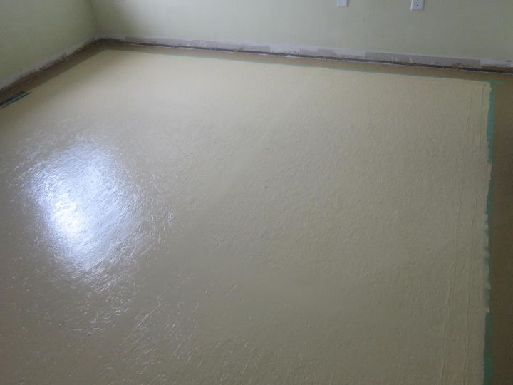 piso pintado, Preparado e pintado com a cor base amarelo claro e cor de contraste adicionada