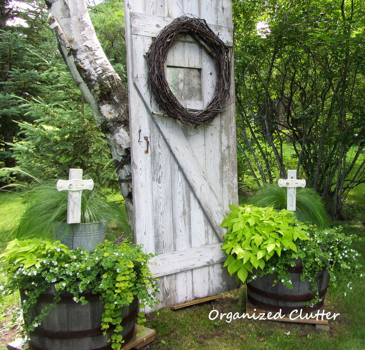 the secret to great junk garden vignettes, flowers, gardening, repurposing upcycling, An old barn door