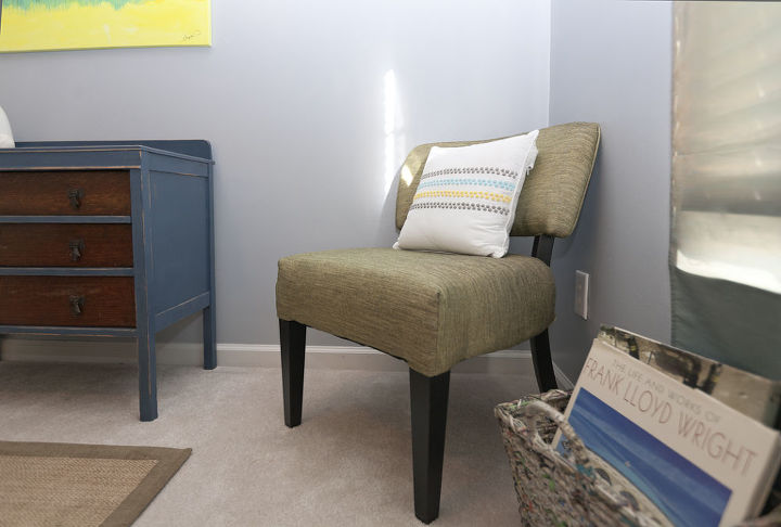 cambio de imagen del dormitorio de invitados, Esta silla la cog de TJ maxx y la cesta de libros est hecha con papeles de revistas reciclados tambi n de TJ Max