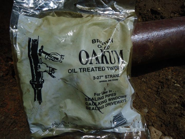 video repairing a clay drain pipe, Oakum