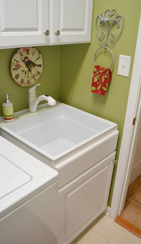 cuarto de lavado con temtica de jardn con un estante de secado asesino, armario bajo de Lowes con un fregadero de lavander a a adido